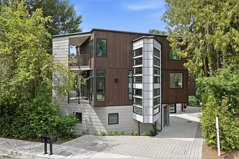 427 102nd Ave SE, Bellevue, WA 98004