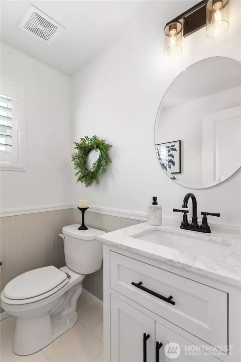 Bath - 3439 30th Dr, Everett, WA 98201 photo 2 of 5