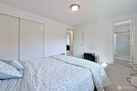 Bedroom - 1012 E Laurel St, Kent, WA 98030 photo 5 of 7