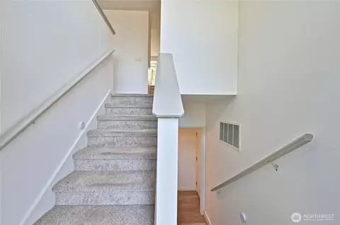 Entry Way - 1012 E Laurel St, Kent, WA 98030 photo 3 of 4