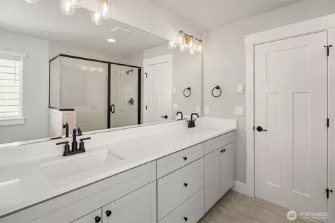 Bath - 10 160th Pl SE, Bothell, WA 98012 photo 2 of 5