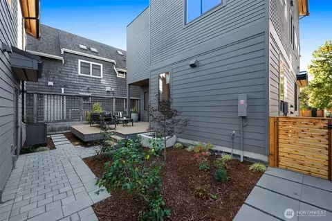 Exterior - 2004 Mcgilvra Blvd E, Seattle, WA 98112 photo 6 of 7