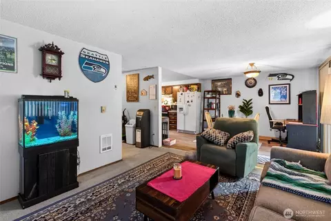 Living - 901 Melody Ln, Enumclaw, WA 98022 photo 3 of 3