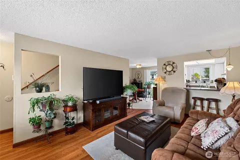 Living - 1360 Florence St, Enumclaw, WA 98022 photo 2 of 3