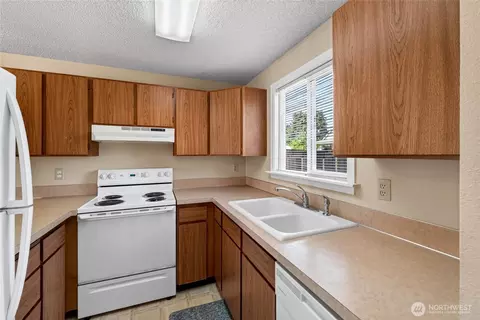 Kitchen - 1360 Florence St, Enumclaw, WA 98022 photo 2 of 2