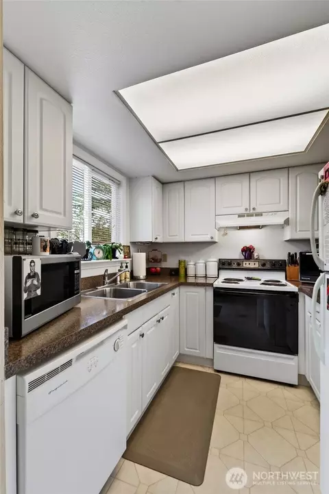 Kitchen - 1360 Florence St, Enumclaw, WA 98022 photo 1 of 2