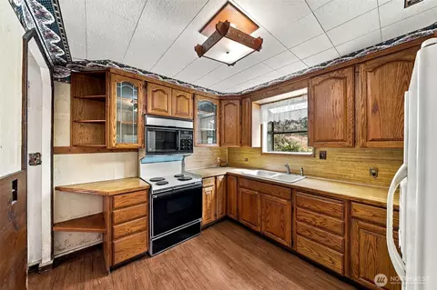 Kitchen - 2617 Cottage Rd E, Sumner, WA 98390 photo 2 of 2
