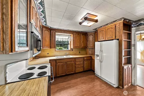 Kitchen - 2617 Cottage Rd E, Sumner, WA 98390 photo 1 of 2