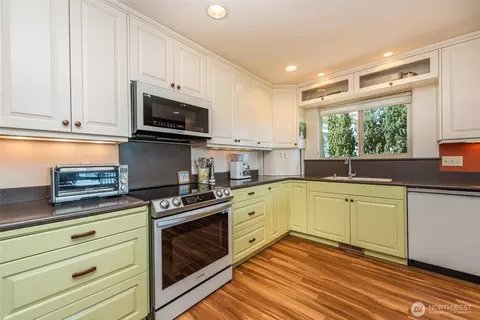 Kitchen - 151 Fairway Dr, Sequim, WA 98382 photo 3 of 4