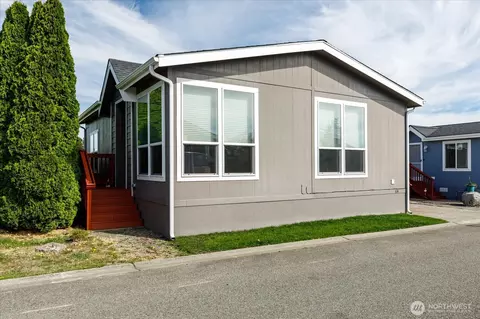 225 NErnst St #114, Oak Harbor, WA 98277