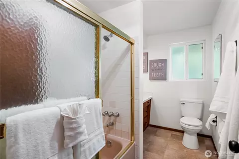 Bath - 9029 Cascadia Ave, Everett, WA 98208 photo 2 of 3