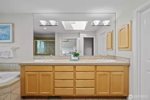 Bath - 4422 240th Pl SE, Bothell, WA 98021 photo 2 of 5