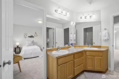 Bath - 4422 240th Pl SE, Bothell, WA 98021 photo 5 of 5