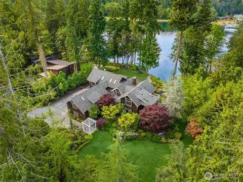 10374 NE Country Club Rd, Bainbridge Island, WA 98110