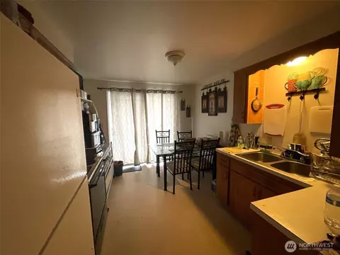 Kitchen - 8806 3rd Ave SE, Everett, WA 98208 photo 4 of 6
