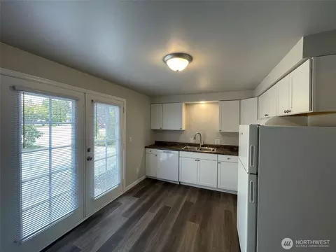 Kitchen - 8806 3rd Ave SE, Everett, WA 98208 photo 2 of 6