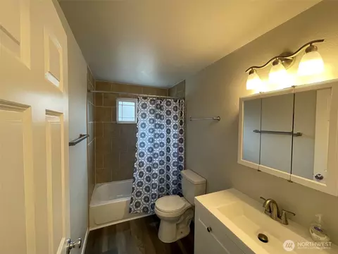 Bath - 8806 3rd Ave SE, Everett, WA 98208 photo 2 of 5