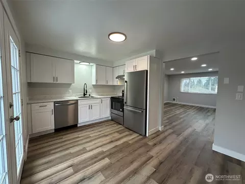 Kitchen - 8806 3rd Ave SE, Everett, WA 98208 photo 3 of 6