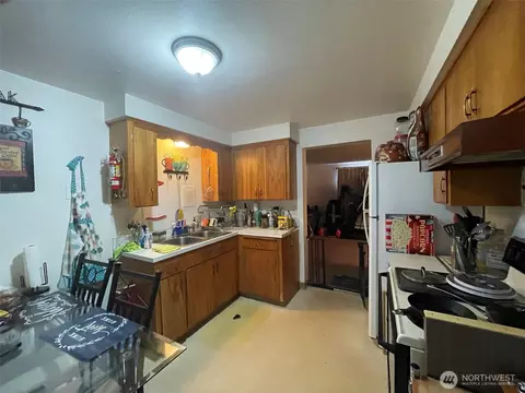 Kitchen - 8806 3rd Ave SE, Everett, WA 98208 photo 5 of 6
