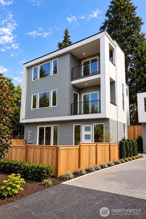 3261 NE 98th St, Seattle, WA 98115