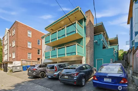 Exterior - 426 11th Ave E, Seattle, WA 98102 photo 4 of 5