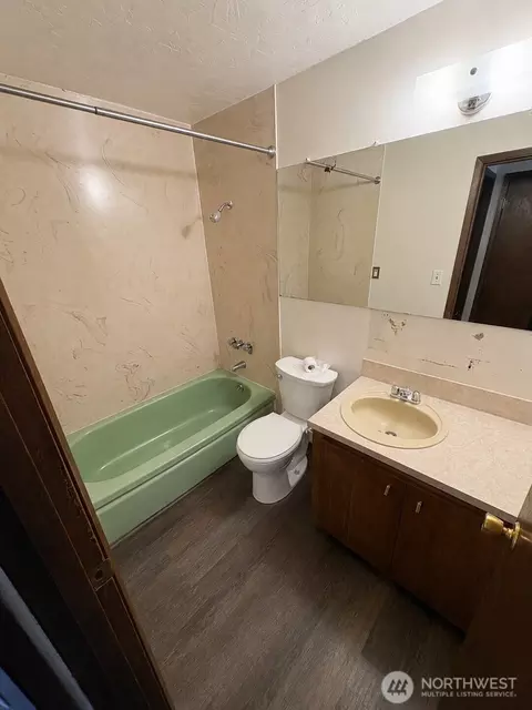 Bath - 426 11th Ave E, Seattle, WA 98102 photo 1 of 2