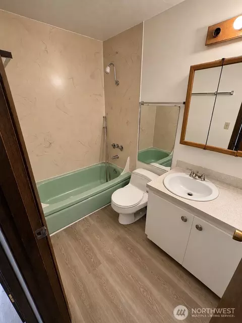 Bath - 426 11th Ave E, Seattle, WA 98102 photo 2 of 2