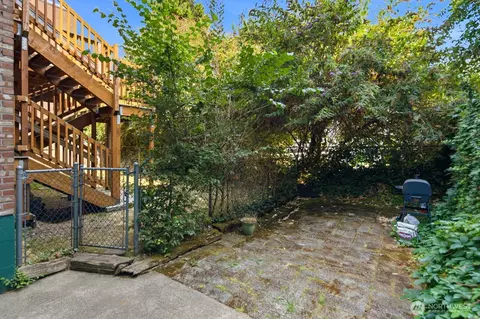 Exterior - 426 11th Ave E, Seattle, WA 98102 photo 2 of 5