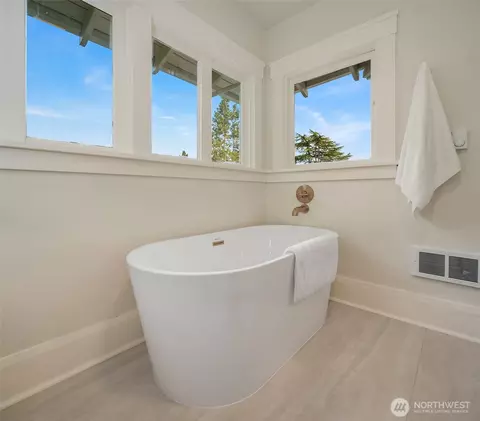 Bath - 2332 33rd Ave S, Seattle, WA 98144 photo 3 of 6
