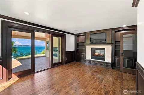 Living - 8711 Talbot Rd, Edmonds, WA 98026 photo 3 of 4
