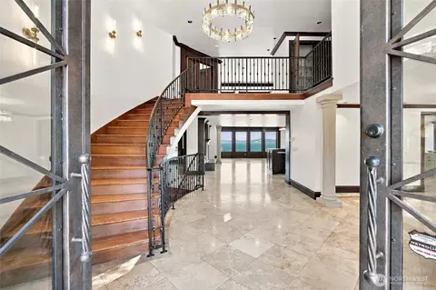 Entry Way - 8711 Talbot Rd, Edmonds, WA 98026 photo 2 of 4
