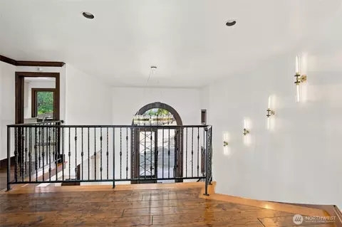 Entry Way - 8711 Talbot Rd, Edmonds, WA 98026 photo 3 of 4