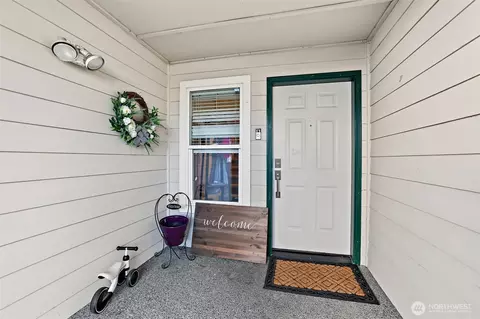 Entry Way - 1131 115th St SW #E2, Everett, WA 98204 photo 1 of 2