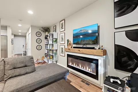 Living - 1131 115th St SW #E2, Everett, WA 98204 photo 3 of 3