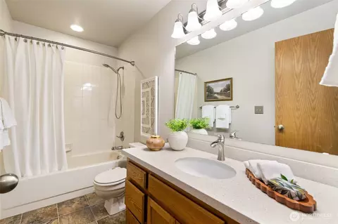 Bath - 2636 242nd Pl SE, Bothell, WA 98021 photo 3 of 4