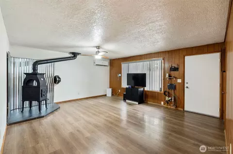 Living - 1003 E St, Vader, WA 98593 photo 2 of 4