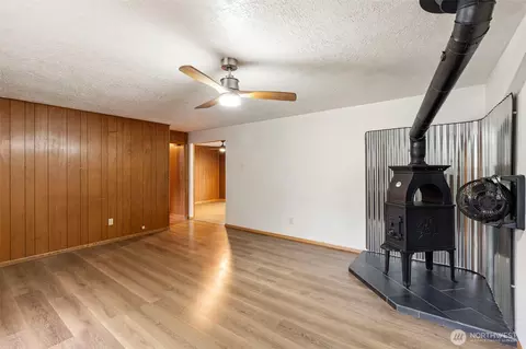 Living - 1003 E St, Vader, WA 98593 photo 1 of 4