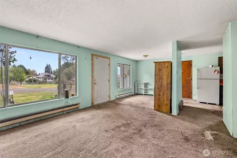 Living - 1222 Crescent, Raymond, WA 98577 photo 2 of 4