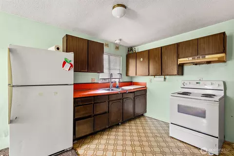 Kitchen - 1222 Crescent, Raymond, WA 98577 photo 1 of 2