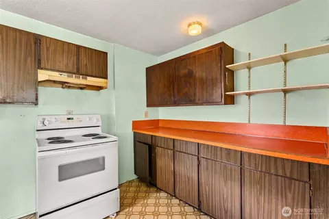 Kitchen - 1222 Crescent, Raymond, WA 98577 photo 2 of 2