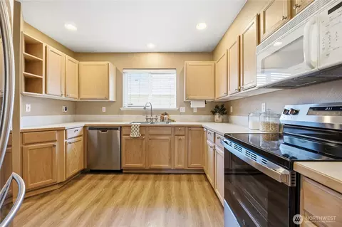 Kitchen - 1450 Mountain View Dr, Enumclaw, WA 98022 photo 3 of 4