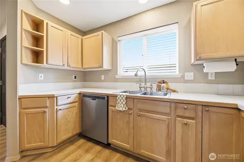 Kitchen - 1450 Mountain View Dr, Enumclaw, WA 98022 photo 2 of 4