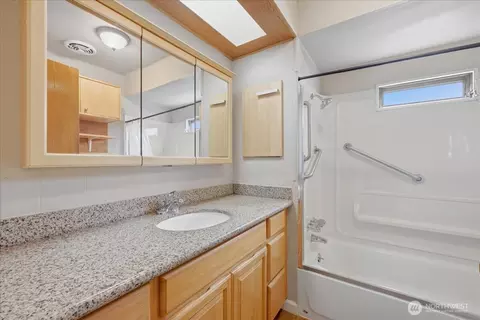 Bath - 11330 E Riverside Dr #40, Bothell, WA 98011 photo 2 of 2