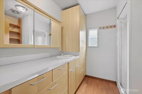 Bath - 11330 E Riverside Dr #40, Bothell, WA 98011 photo 1 of 2