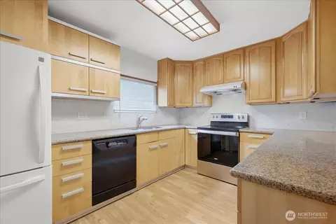 Kitchen - 11330 E Riverside Dr #40, Bothell, WA 98011 photo 2 of 2
