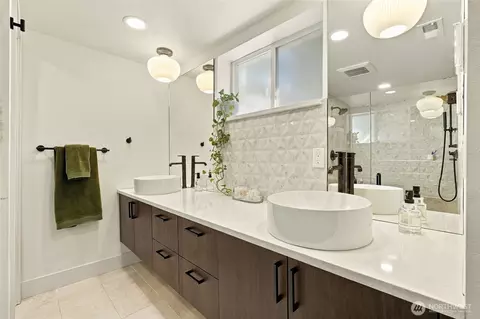 Bath - 709 Colby Ave, Everett, WA 98201 photo 4 of 6