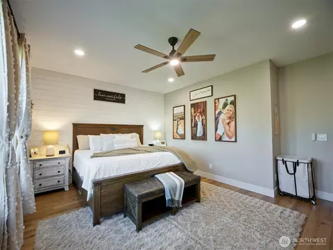 Bedroom - 422 Park Rd, Winlock, WA 98596 photo 2 of 7