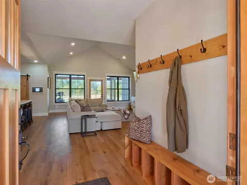 Entry Way - 422 Park Rd, Winlock, WA 98596 photo 2 of 2