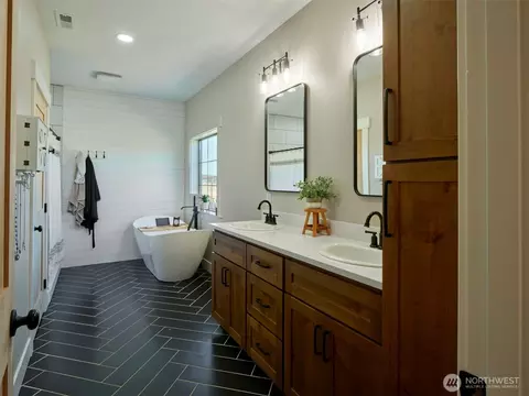 Bath - 422 Park Rd, Winlock, WA 98596 photo 1 of 5
