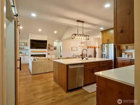 Kitchen - 422 Park Rd, Winlock, WA 98596 photo 6 of 6